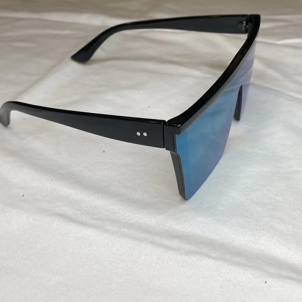 One-Piece Large Framed Fashion Sunglasses with Soft Case